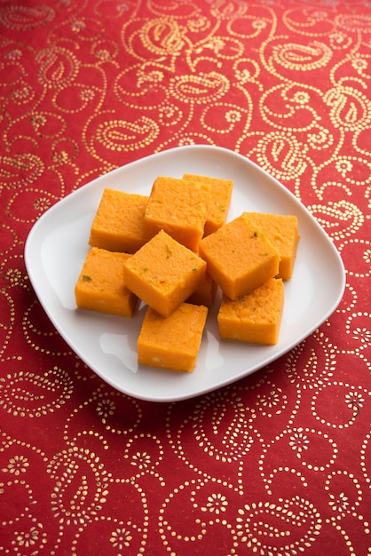 Nagpur Orange Burfee o barfi o burfi es un dulce de azúcar cremoso hecho con naranjas frescas y mawa