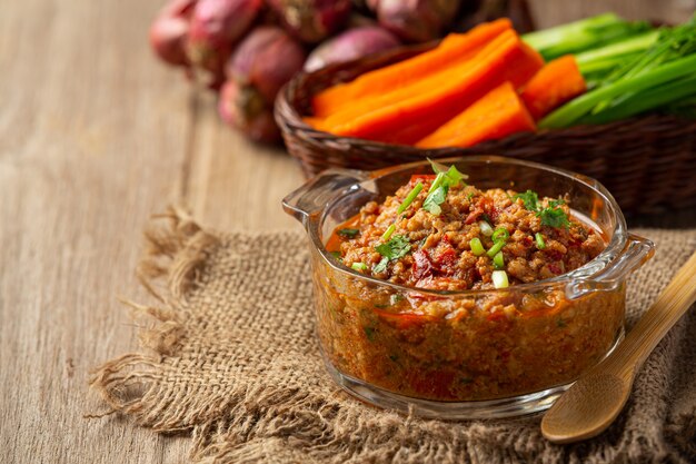 Nam Prik Ong, cerdo picante con ensalada de verduras, comida tailandesa.