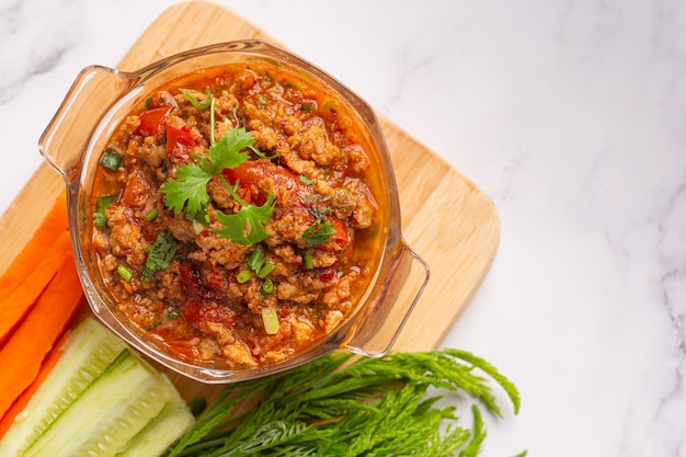 Nam Prik Ong, cerdo picante con ensalada de verduras, comida tailandesa.