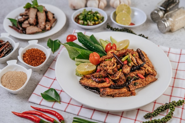 Foto gratuita nam tok de cerdo con chile frito, tomate, lima, pepino y pimiento fresco. comida tailandesa.