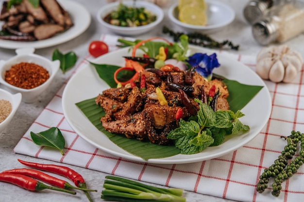 Foto gratuita nam tok de cerdo con chile frito, tomate, lima, pepino y pimiento fresco. comida tailandesa.