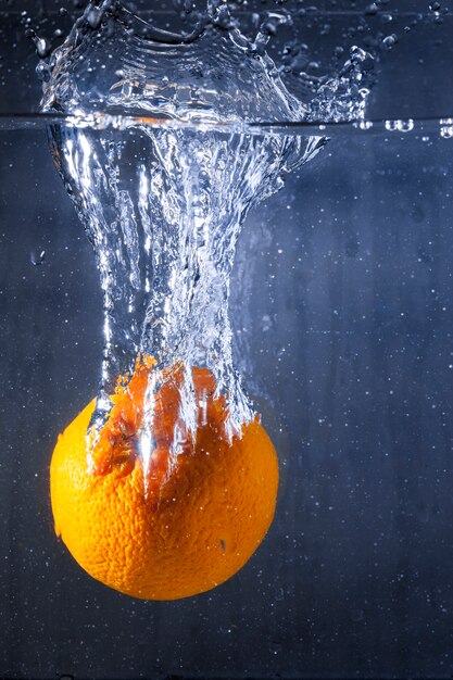 Naranja en el agua con burbujas
