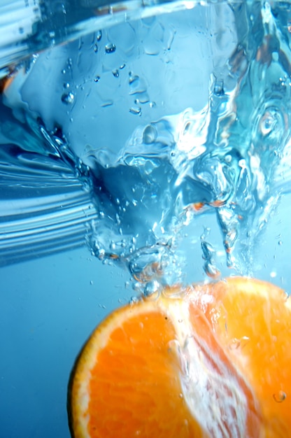 Naranja bajo el agua con salpicaduras