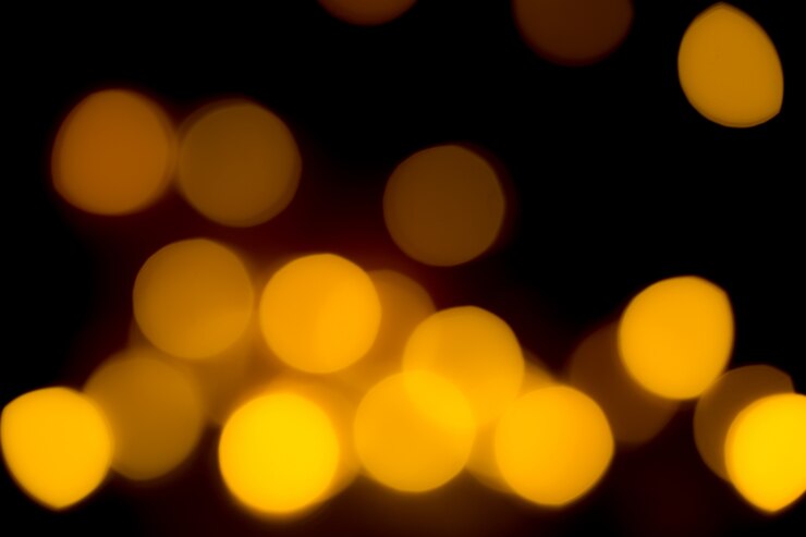 Foto gratuito naranja amarillo brillante bokeh luces. hermoso fondo de navidad.
