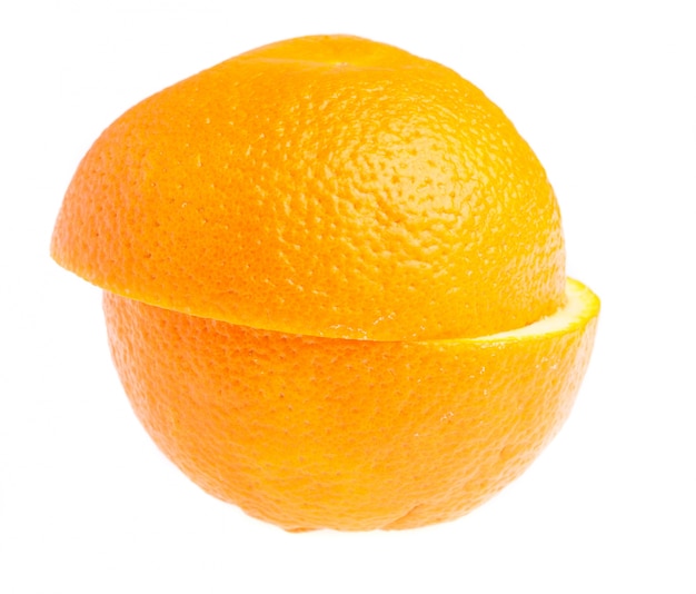 Naranja completa cortada por la mitad