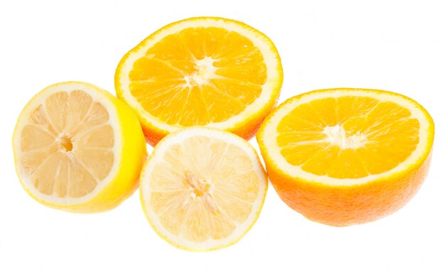 Naranja cortada por la mitad y medio limón