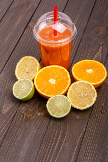 Naranja detox coctail con media naranja, limón y cal se encuentra en la mesa