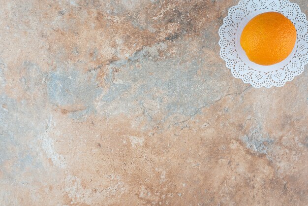 Una naranja dulce fresca en la mesa de mármol.