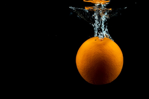 Naranja fresca en el agua
