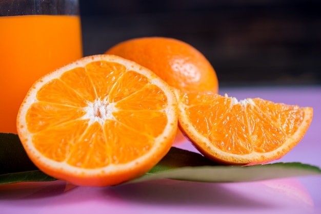 naranja fresca con rodaja de naranja