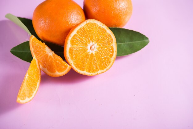 naranja fresca con rodaja de naranja