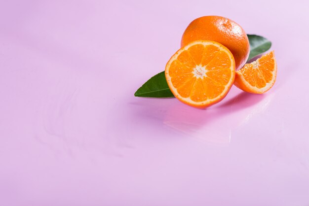 naranja fresca con rodaja de naranja