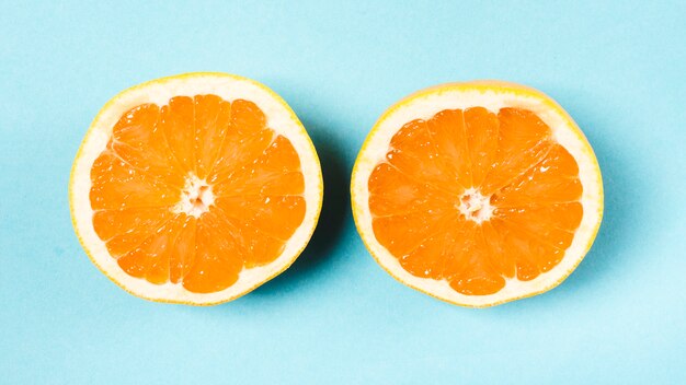 Naranja fresca en rodajas sobre fondo claro