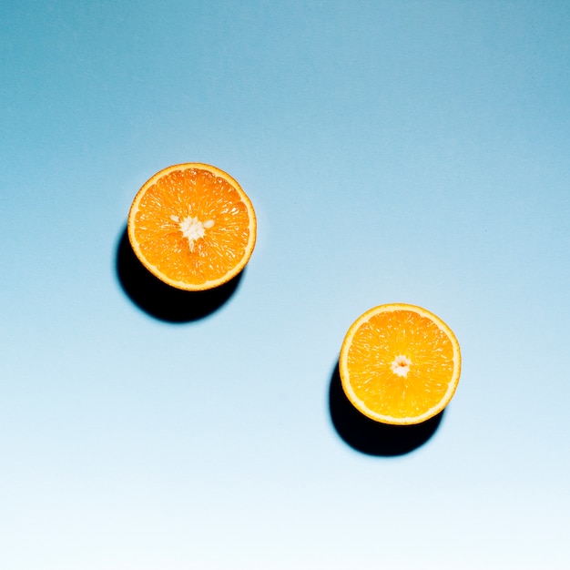 Naranja fresca en rodajas sobre fondo claro