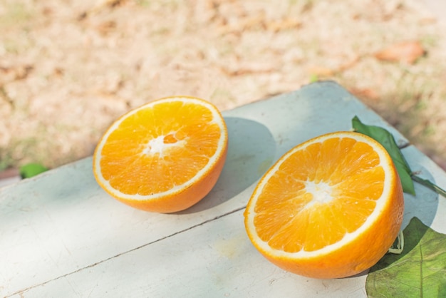 Foto gratuita naranja partida en dos sobre la mesa