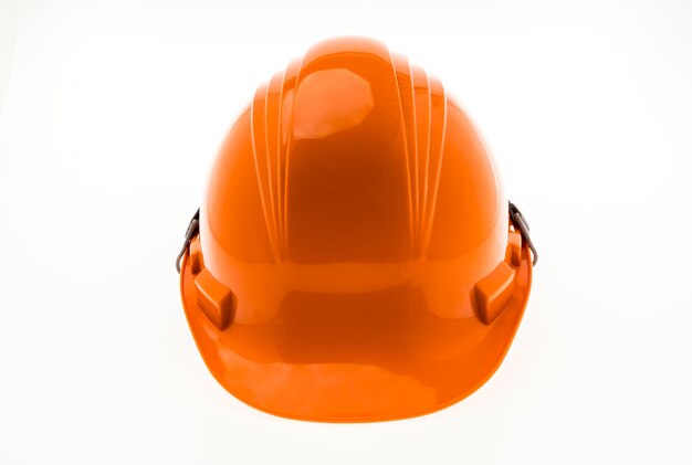 Naranja de plástico duro Casco de la construcción en el fondo blanco.