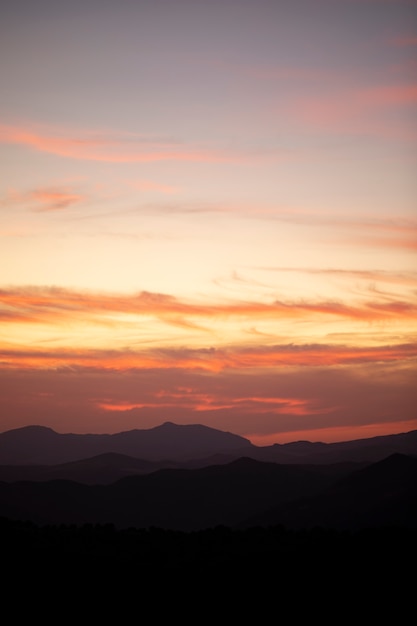 Naranja puedo generar un fondo de nubes gratis en el cielo