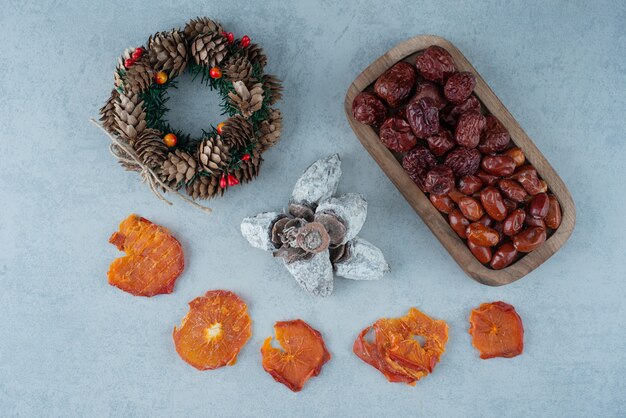 Naranja seca saludable con canasta llena de nueces. Foto de alta calidad