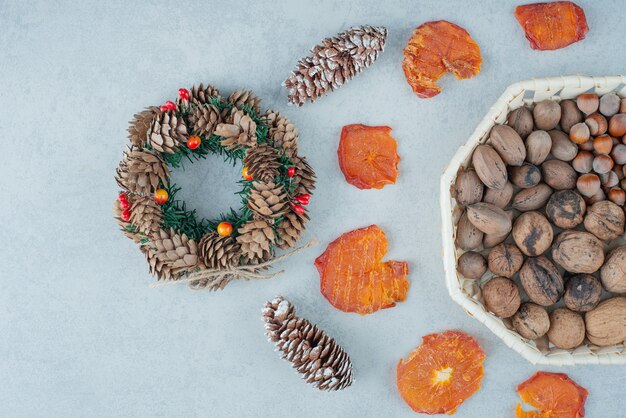 Naranja seca saludable con canasta llena de nueces. Foto de alta calidad