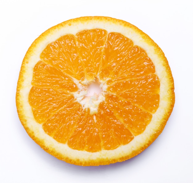 Naranja sobre blanco aislado