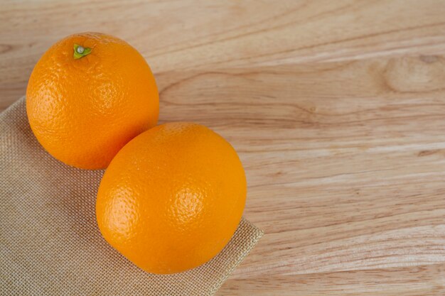 Naranja en el suelo de madera.