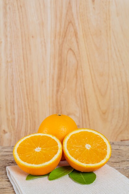 Naranja en el suelo de madera.