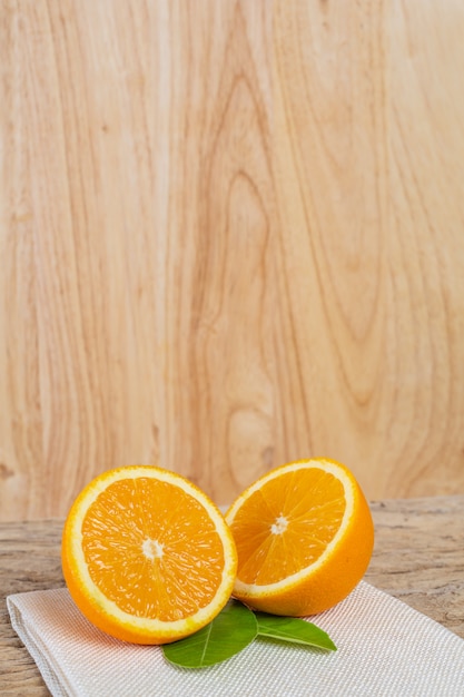 Naranja en el suelo de madera.