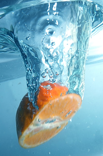 Naranja sumergida en el agua