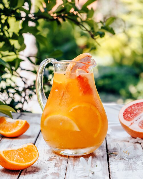 Naranja toronja fresca sobre la mesa