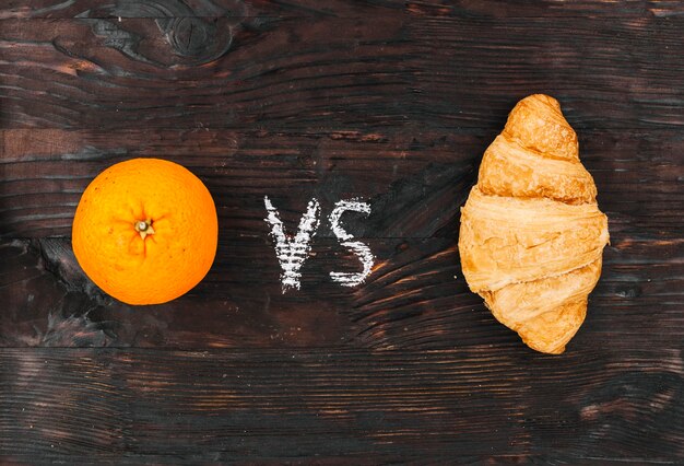Foto gratuita naranja versus cruasán