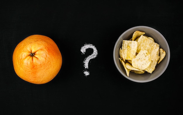 Foto gratuita naranja vs snacks de patatas