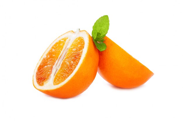 Naranjas en una cesta metálica