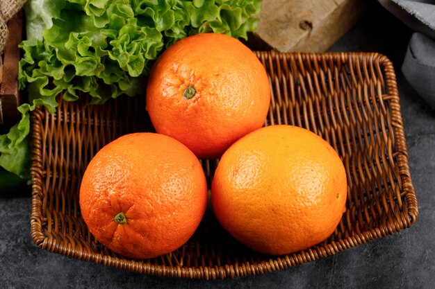 Naranjas en una cesta rústica.