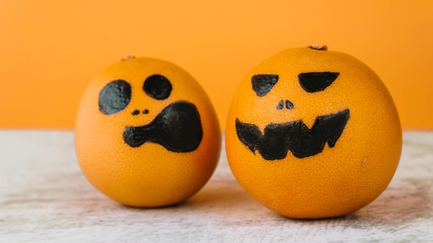 Naranjas en la foto con caras de gritos y sonrisas