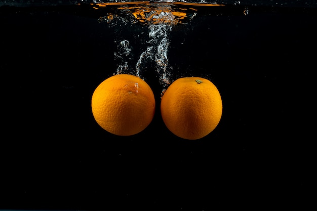 Naranjas frescas en el agua