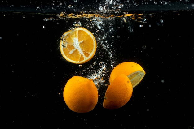 Naranjas frescas en el agua