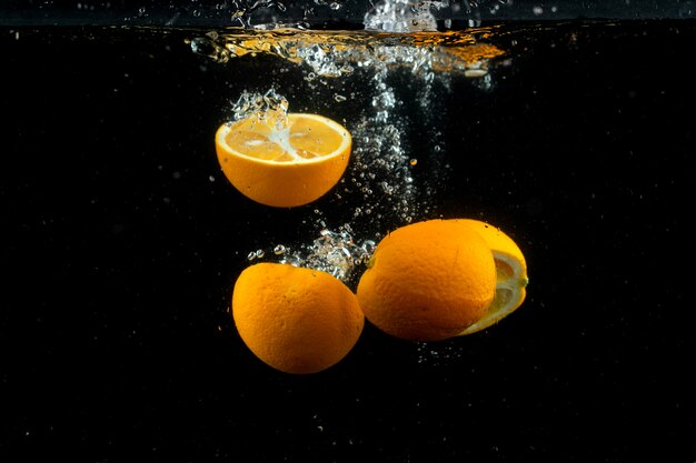 Naranjas frescas en el agua