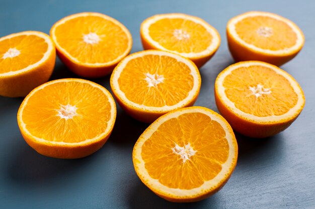 Naranjas frescas de alto ángulo en la mesa