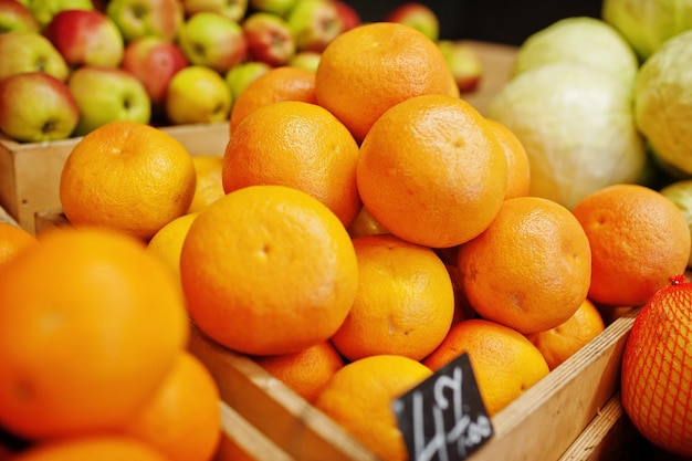 Naranjas de frutas frescas brillantes y coloridas en el estante de un supermercado o tienda de abarrotes