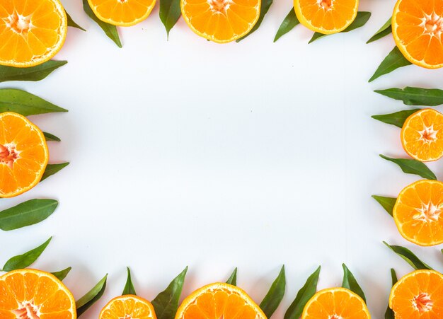 Naranjas con hojas marco concepto vista superior con espacio de copia