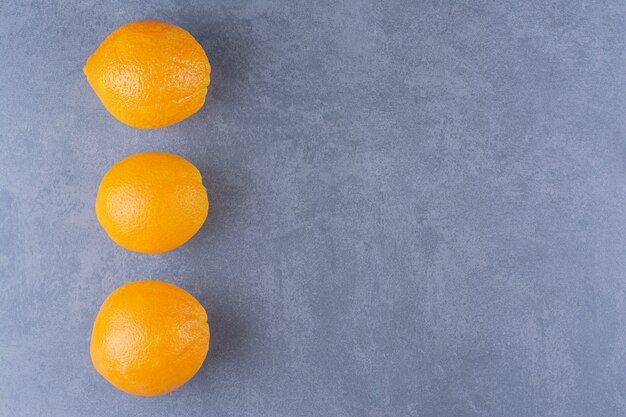 Naranjas maduras frescas en la superficie oscura