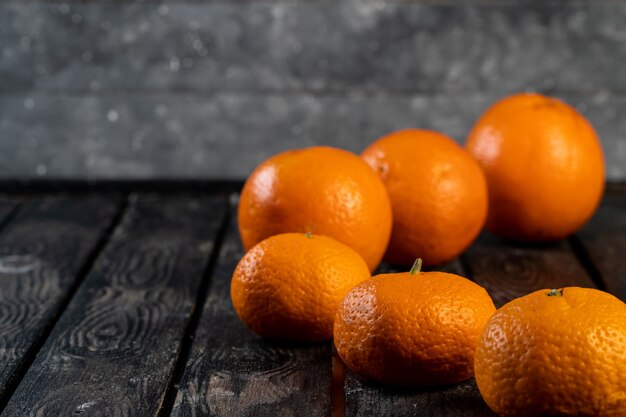 Naranjas y mandarinas en una mesa de madera