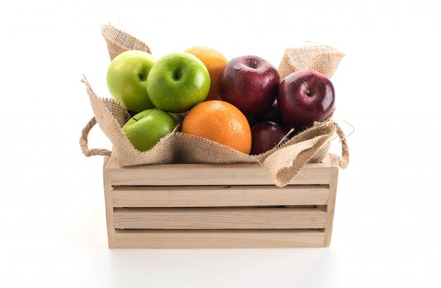 Naranjas, manzanas verdes y rojas