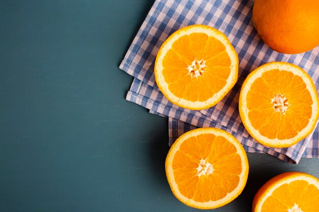 Naranjas medio cortadas en la mesa con espacio de copia