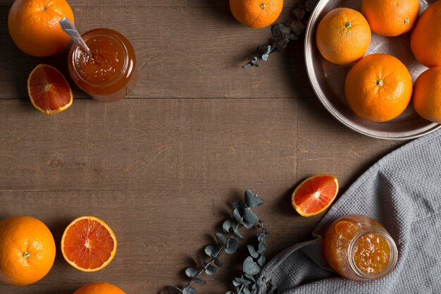 Naranjas y mermelada casera orgánica copia espacio