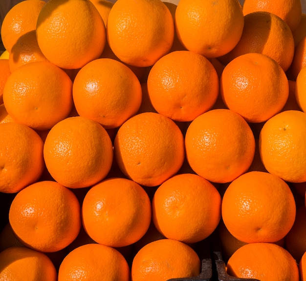 Naranjas en el puesto del mercado