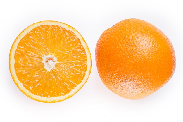 Naranjas en rodajas y enteras