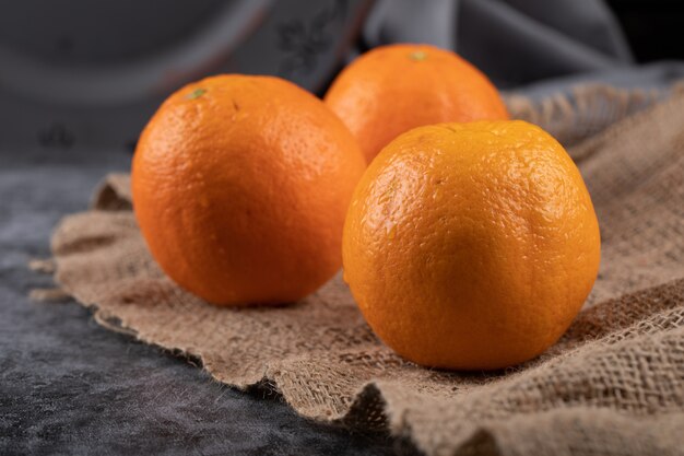 Naranjas en un rústico