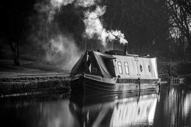 Narrowboat en río, en Liverpool, Reino Unido. En blanco y negro