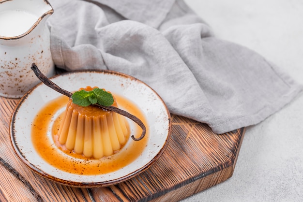 Foto gratuita natillas en plato con menta y vaina de vainilla